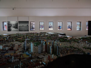 Ausstellungsansichten im Historischen Museum Frankfurt am Main aus dem künstlerischen Fotografie Langzeit Projekt „In Frankfurter Gesellschaft“ von Anna Pekala.